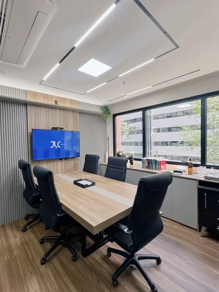 Sala de reuniões moderna do escritório JLC Advogados