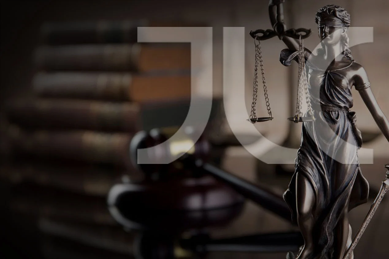 Estátua da Deusa da Justiça com balança e espada ao fundo de pilha de livros jurídicos, tons sépia e dourado escuro, iluminação dramática e cinematográfica, fotografia profissional ultra-realista