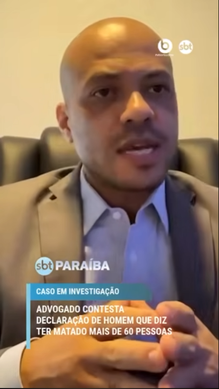 Advogado criminalista em entrevista para a imprensa, enquadramento vertical estilo stories, fundo de escritório desfocado, cores neutras, estilo jornalístico profissional