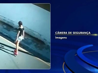 Still de telejornal mostrando imagem de câmera de segurança com a jovem Vitória Gabrielly caminhando por via pública à noite, identificação 'Câmera de segurança - imagens' no canto